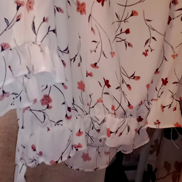 Floral Blouse 🌼 - Picture 6 of 9